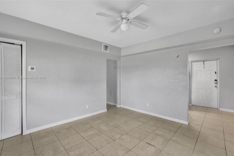 House in Hallandale Beach, Florida 2 bedrooms, 68.38 sq.m. № 1352066 - photo 4