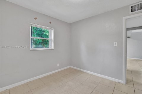 House in Hallandale Beach, Florida 2 bedrooms, 68.38 sq.m. № 1352066 - photo 16