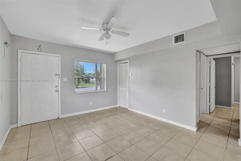 House in Hallandale Beach, Florida 2 bedrooms, 68.38 sq.m. № 1352066 - photo 7