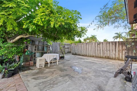 House in Miami, Florida 4 bedrooms, 137.68 sq.m. № 1351978 - photo 22