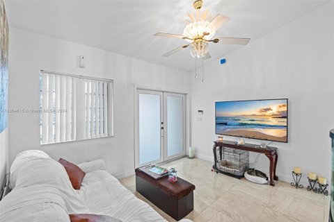 Villa ou maison à vendre à Miami, Floride: 4 chambres, 137.68 m2 № 1351978 - photo 6