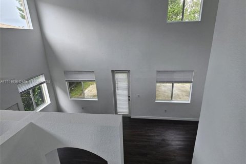 Villa ou maison à louer à Miami Gardens, Floride: 4 chambres, 226.77 m2 № 1352026 - photo 18