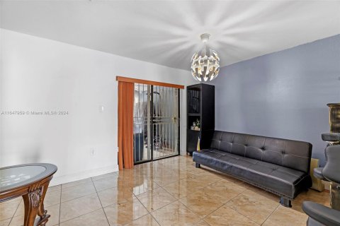 Townhouse in Miami, Florida 4 bedrooms, 125.33 sq.m. № 1345557 - photo 19