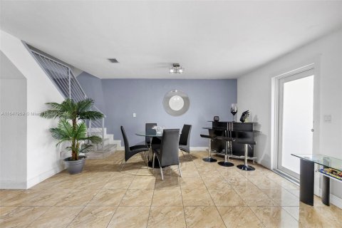 Townhouse in Miami, Florida 4 bedrooms, 125.33 sq.m. № 1345557 - photo 10