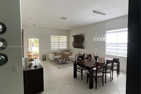 House in Weston, Florida 4 bedrooms, 196.49 sq.m. № 1345560 - photo 17