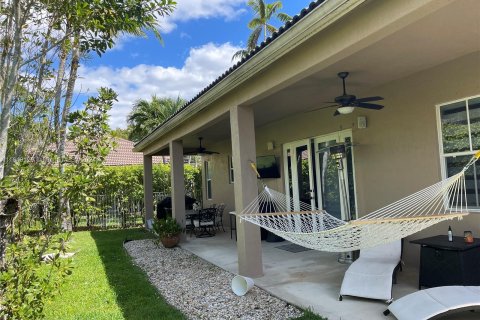 Villa ou maison à louer à Weston, Floride: 4 chambres, 196.49 m2 № 1345560 - photo 13