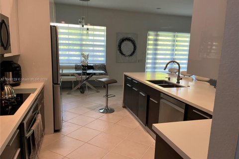 House in Weston, Florida 4 bedrooms, 196.49 sq.m. № 1345560 - photo 23