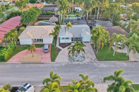 House in Hollywood, Florida 5 bedrooms, 166.3 sq.m. № 956284 - photo 10