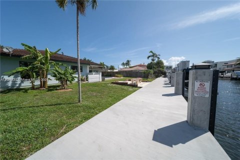 House in Fort Lauderdale, Florida 3 bedrooms, 188.13 sq.m. № 1271923 - photo 6