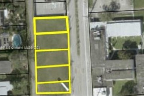 Commercial property in South Miami, Florida № 1399930 - photo 1