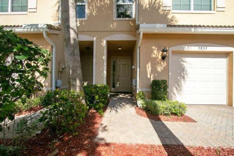 Townhouse in Lake Worth, Florida 3 bedrooms, 150.69 sq.m. № 1225851 - photo 23