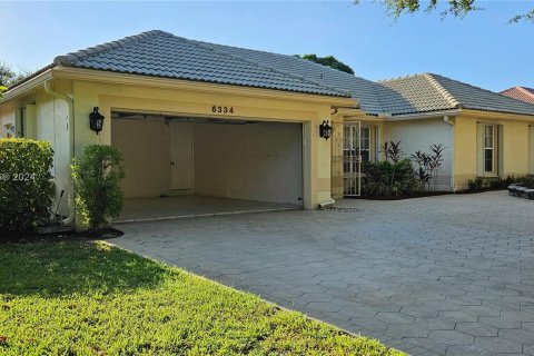 Villa ou maison à vendre à Coconut Creek, Floride: 4 chambres, 216.28 m2 № 1320978 - photo 1