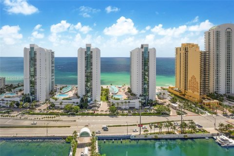 Condo in Sunny Isles Beach, Florida, 2 bedrooms  № 1320979 - photo 17