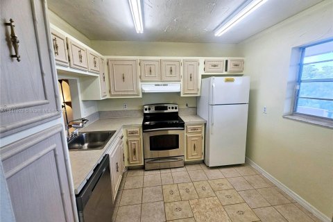 Condo in Sunrise, Florida, 2 bedrooms  № 1320977 - photo 8