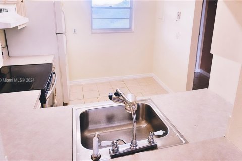 Condo in Sunrise, Florida, 2 bedrooms  № 1320977 - photo 11