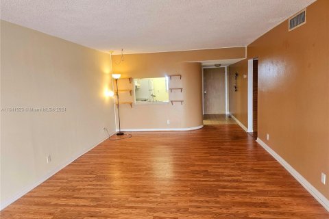 Condo in Sunrise, Florida, 2 bedrooms  № 1320977 - photo 7