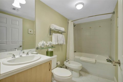 Condo in Miami, Florida, 1 bedroom  № 927093 - photo 11