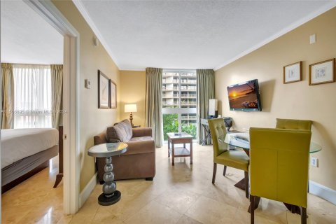 Condo in Miami, Florida, 1 bedroom  № 927093 - photo 3