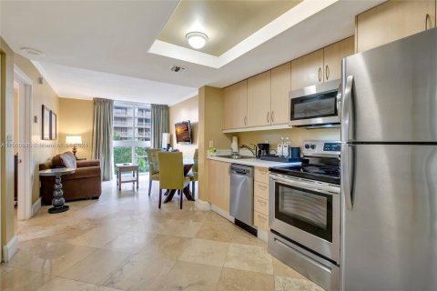 Condo in Miami, Florida, 1 bedroom  № 927093 - photo 1