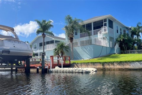 House in New Port Richey, Florida 3 bedrooms, 283.54 sq.m. № 1355790 - photo 4