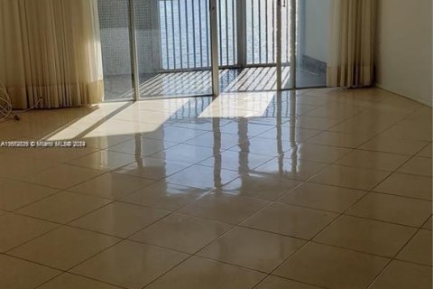 Copropriété à louer à Miami, Floride: 2 chambres, 122.17 m2 № 1370803 - photo 2