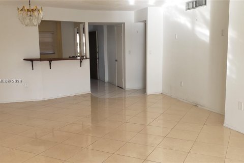 Copropriété à louer à Miami, Floride: 2 chambres, 122.17 m2 № 1370803 - photo 1