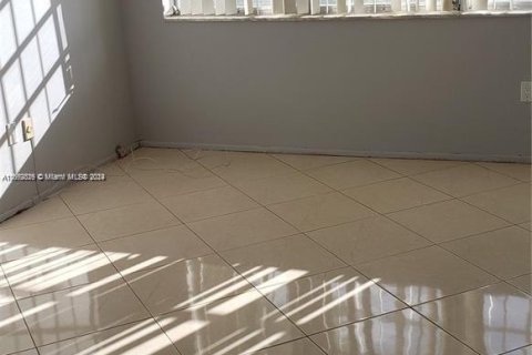 Copropriété à louer à Miami, Floride: 2 chambres, 122.17 m2 № 1370803 - photo 10