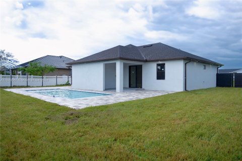 House in Cape Coral, Florida 4 bedrooms, 171.13 sq.m. № 1331473 - photo 5