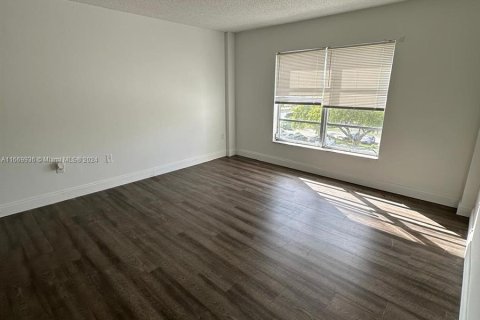 Condo in Lauderhill, Florida, 1 bedroom  № 1389765 - photo 3