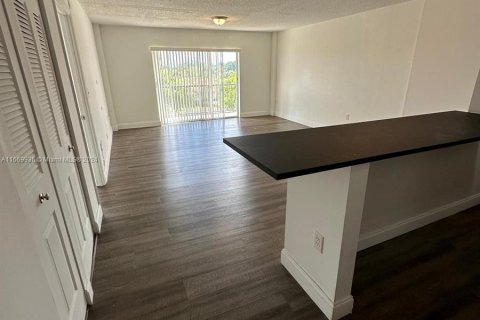 Condo in Lauderhill, Florida, 1 bedroom  № 1389765 - photo 2