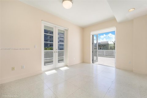 Adosado en venta en Miami Beach, Florida, 5 dormitorios, 407.93 m2 № 552300 - foto 25
