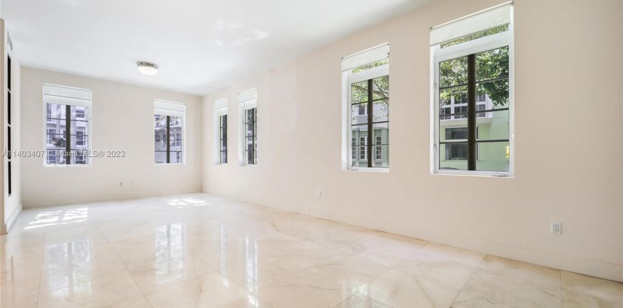Townhouse in Miami Beach, Florida 5 bedrooms, 407.93 sq.m. № 552300