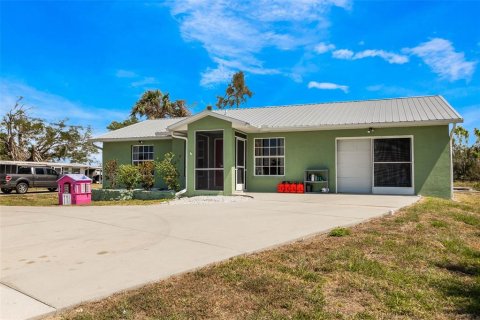 Villa ou maison à vendre à Punta Gorda, Floride: 2 chambres, 119.66 m2 № 389710 - photo 1