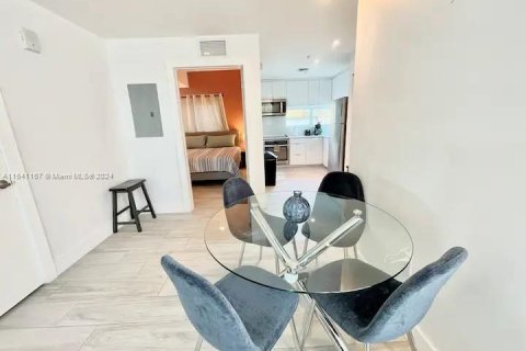 Commercial property in Miami Beach, Florida № 1319016 - photo 12