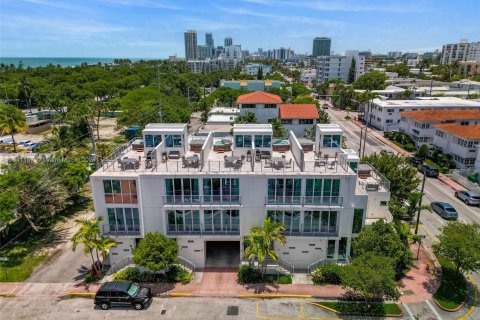 Commercial property in Miami Beach, Florida № 1319016 - photo 1