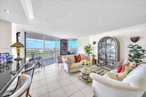 Condo in Miami, Florida, 2 bedrooms  № 1377118 - photo 17