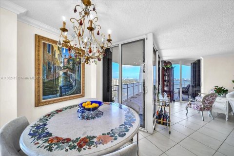 Condo in Miami, Florida, 2 bedrooms  № 1377118 - photo 25