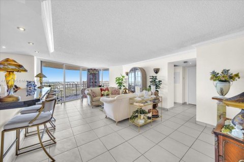 Condo in Miami, Florida, 2 bedrooms  № 1377118 - photo 12