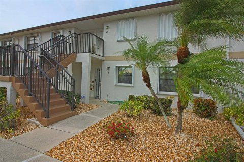 Copropriété à vendre à Punta Gorda, Floride: 2 chambres, 82.13 m2 № 1357546 - photo 1