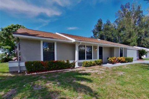 Villa ou maison à louer à Bradenton, Floride: 2 chambres, 118.17 m2 № 1357547 - photo 1