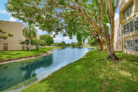 Condo in Tamarac, Florida, 2 bedrooms  № 1355163 - photo 24