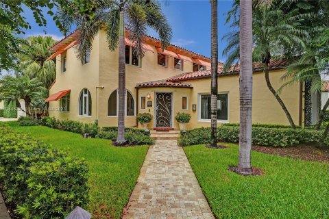 Villa ou maison à vendre à Miami Beach, Floride: 4 chambres, 304.81 m2 № 701486 - photo 2