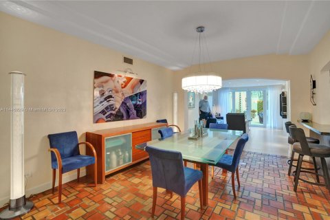 Villa ou maison à vendre à Miami Beach, Floride: 4 chambres, 304.81 m2 № 701486 - photo 8