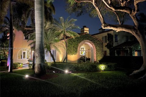 Villa ou maison à vendre à Miami Beach, Floride: 4 chambres, 304.81 m2 № 701486 - photo 1