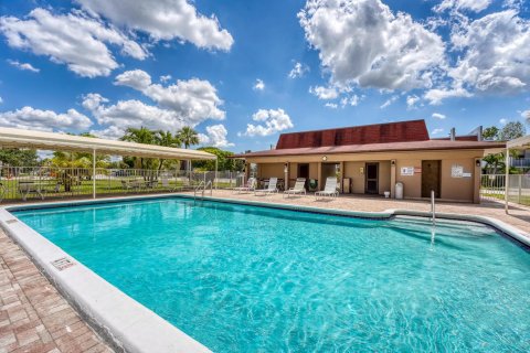 Condominio en venta en Lauderdale Lakes, Florida, 2 dormitorios, 94.85 m2 № 913487 - foto 1