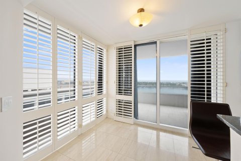 Condo in West Palm Beach, Florida, 3 bedrooms  № 913519 - photo 14