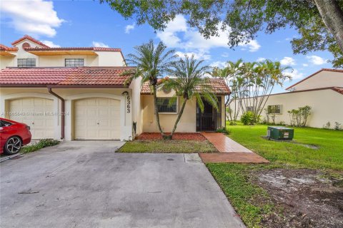 Touwnhouse à vendre à Hialeah, Floride: 2 chambres, 121.61 m2 № 1378884 - photo 1