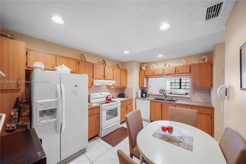 Adosado en venta en Hialeah, Florida, 2 dormitorios, 121.61 m2 № 1378884 - foto 8