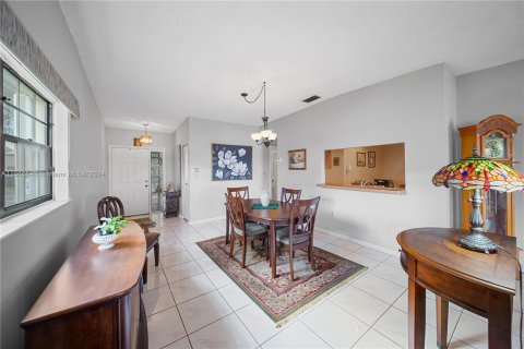 Touwnhouse à vendre à Hialeah, Floride: 2 chambres, 121.61 m2 № 1378884 - photo 4