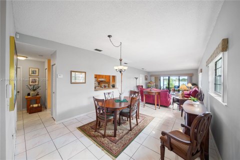 Touwnhouse à vendre à Hialeah, Floride: 2 chambres, 121.61 m2 № 1378884 - photo 2